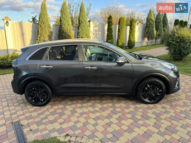 Серый Киа Niro, объемом двигателя 0 л и пробегом 117 тыс. км за 19300 $, фото 5 на Automoto.ua