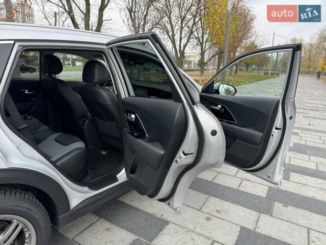 Сірий Кіа Niro, об'ємом двигуна 0 л та пробігом 101 тис. км за 19300 $, фото 26 на Automoto.ua
