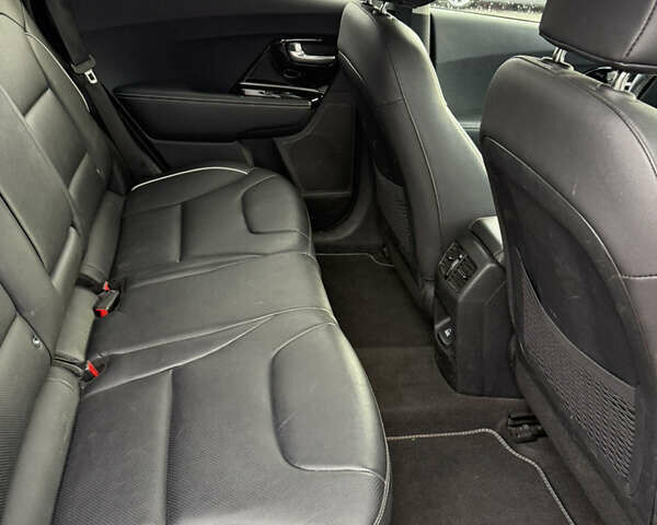 Серый Киа Niro, объемом двигателя 0 л и пробегом 77 тыс. км за 20990 $, фото 9 на Automoto.ua