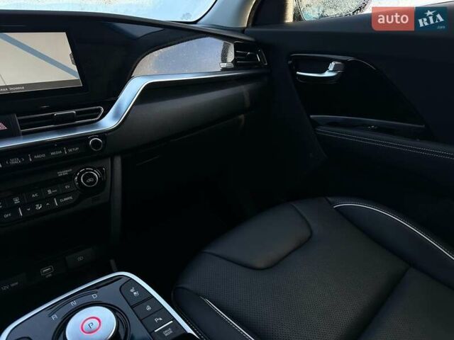 Серый Киа Niro, объемом двигателя 0 л и пробегом 54 тыс. км за 23900 $, фото 69 на Automoto.ua