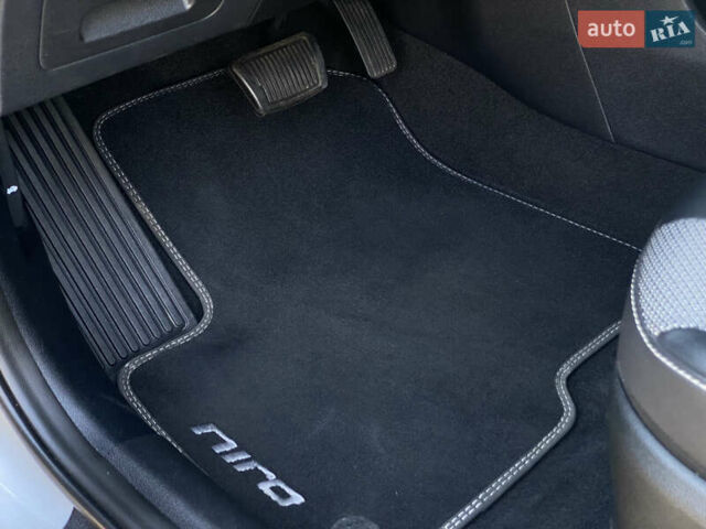 Серый Киа Niro, объемом двигателя 0 л и пробегом 59 тыс. км за 21299 $, фото 25 на Automoto.ua