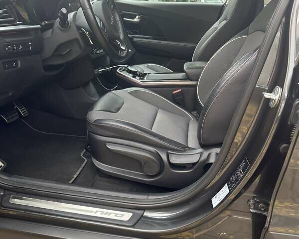 Киа Niro 2021 в Львове на Automoto.ua Серый Киа Niro, объемом двигателя 0 л и пробегом 76 тыс. км за 22700 $, фото 27 на Automoto.ua
