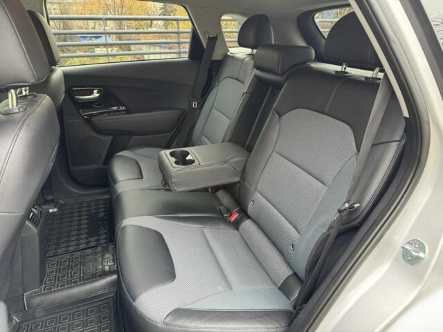 Сірий Кіа Niro, об'ємом двигуна 2 л та пробігом 101 тис. км за 19300 $, фото 15 на Automoto.ua