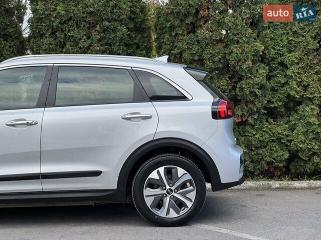 Сірий Кіа Niro, об'ємом двигуна 0 л та пробігом 141 тис. км за 17799 $, фото 25 на Automoto.ua