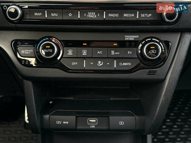 Серый Киа Niro, объемом двигателя 0 л и пробегом 82 тыс. км за 22900 $, фото 60 на Automoto.ua