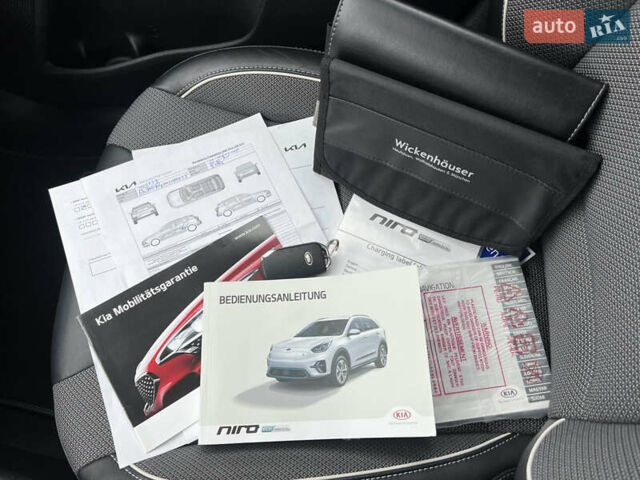 Серый Киа Niro, объемом двигателя 0 л и пробегом 107 тыс. км за 20903 $, фото 75 на Automoto.ua