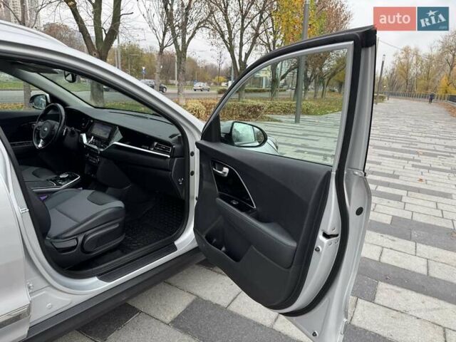 Сірий Кіа Niro, об'ємом двигуна 0 л та пробігом 101 тис. км за 19300 $, фото 25 на Automoto.ua