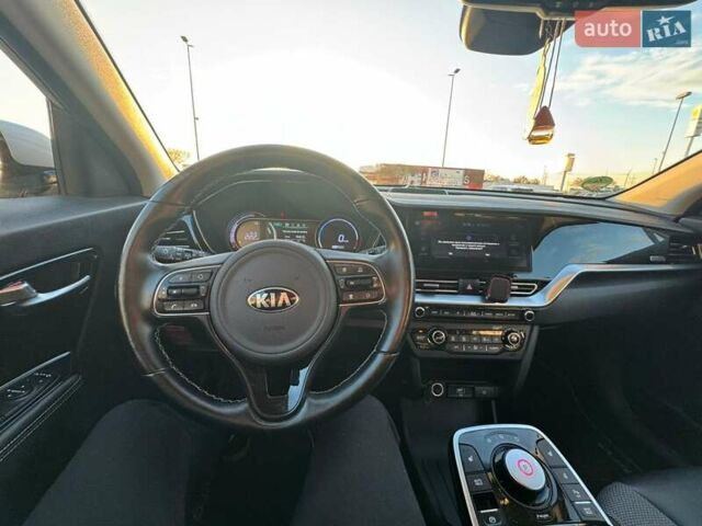 Серый Киа Niro, объемом двигателя 0 л и пробегом 110 тыс. км за 17800 $, фото 2 на Automoto.ua