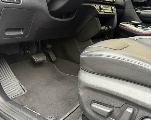 Сірий Кіа Niro, об'ємом двигуна 0 л та пробігом 50 тис. км за 22300 $, фото 46 на Automoto.ua