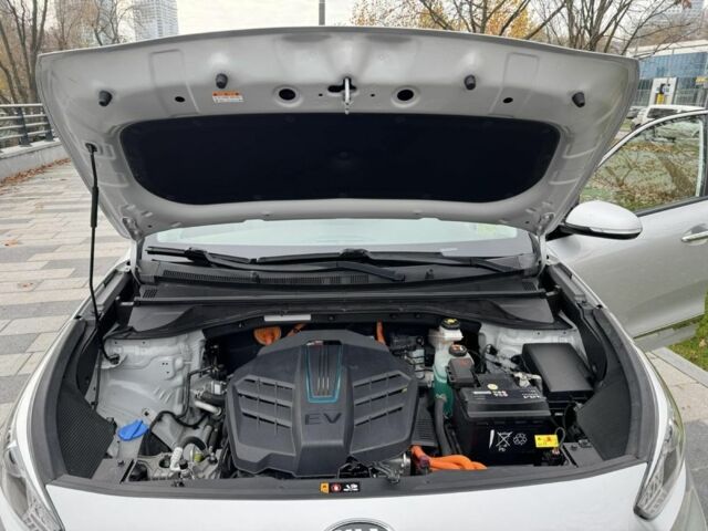 Сірий Кіа Niro, об'ємом двигуна 2 л та пробігом 101 тис. км за 19300 $, фото 8 на Automoto.ua