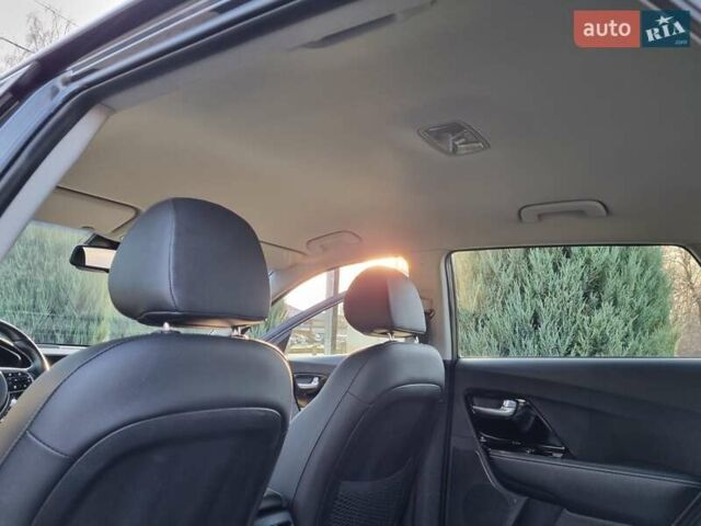 Серый Киа Niro, объемом двигателя 0 л и пробегом 121 тыс. км за 18750 $, фото 24 на Automoto.ua