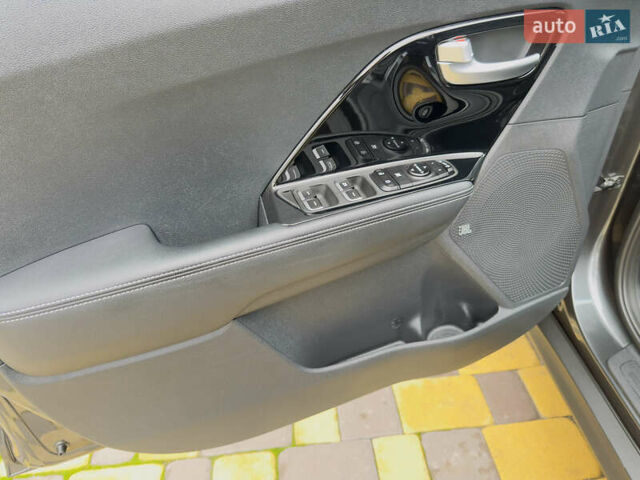 Серый Киа Niro, объемом двигателя 0 л и пробегом 137 тыс. км за 18350 $, фото 24 на Automoto.ua
