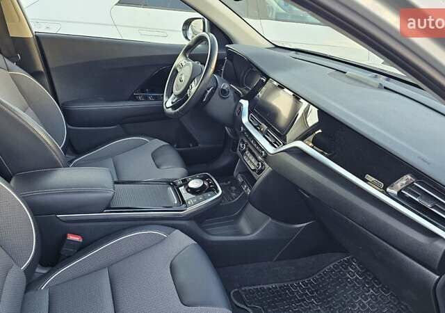 Серый Киа Niro, объемом двигателя 0 л и пробегом 40 тыс. км за 23300 $, фото 13 на Automoto.ua