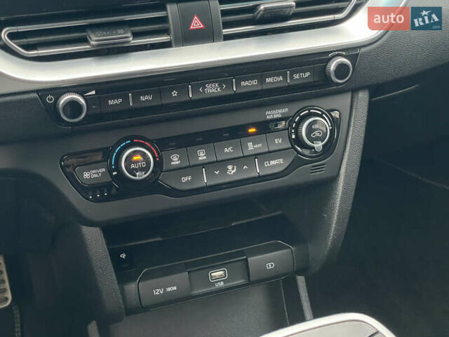 Сірий Кіа Niro, об'ємом двигуна 0 л та пробігом 52 тис. км за 22999 $, фото 40 на Automoto.ua