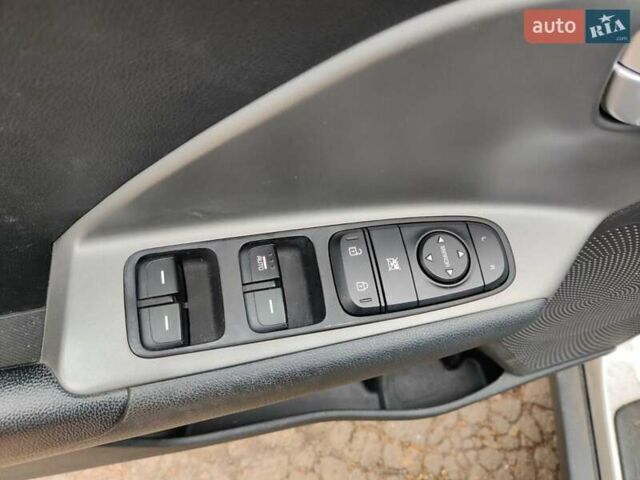 Сірий Кіа Niro, об'ємом двигуна 1.58 л та пробігом 115 тис. км за 19800 $, фото 14 на Automoto.ua