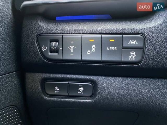 Серый Киа Niro, объемом двигателя 0 л и пробегом 66 тыс. км за 24200 $, фото 5 на Automoto.ua