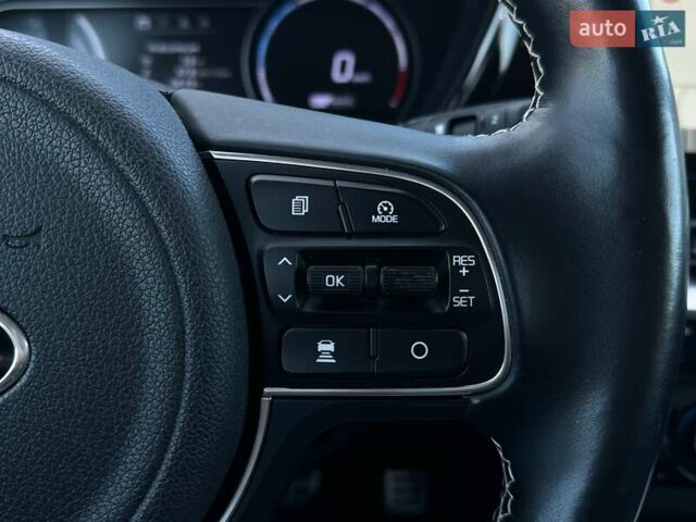 Сірий Кіа Niro, об'ємом двигуна 0 л та пробігом 100 тис. км за 21900 $, фото 8 на Automoto.ua