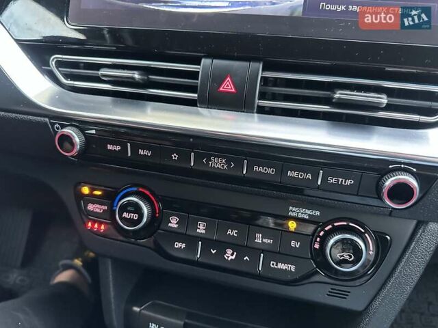 Сірий Кіа Niro, об'ємом двигуна 0 л та пробігом 105 тис. км за 19950 $, фото 31 на Automoto.ua