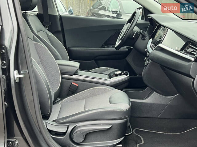 Серый Киа Niro, объемом двигателя 0 л и пробегом 107 тыс. км за 20903 $, фото 39 на Automoto.ua