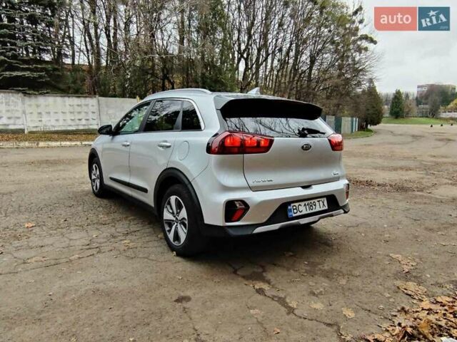 Сірий Кіа Niro, об'ємом двигуна 1.58 л та пробігом 115 тис. км за 19800 $, фото 5 на Automoto.ua