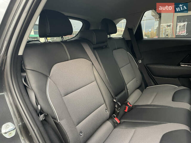 Сірий Кіа Niro, об'ємом двигуна 0 л та пробігом 52 тис. км за 22999 $, фото 65 на Automoto.ua
