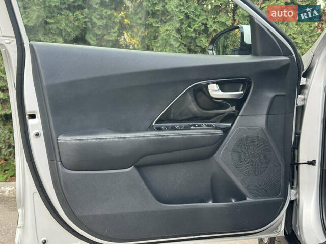 Сірий Кіа Niro, об'ємом двигуна 0 л та пробігом 141 тис. км за 17799 $, фото 27 на Automoto.ua