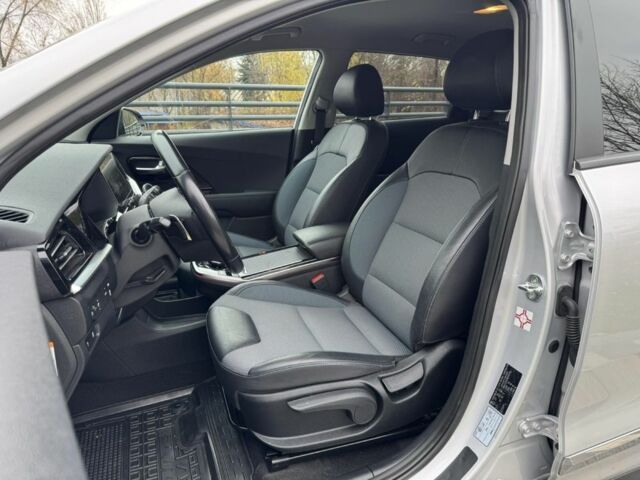 Сірий Кіа Niro, об'ємом двигуна 2 л та пробігом 101 тис. км за 19300 $, фото 9 на Automoto.ua