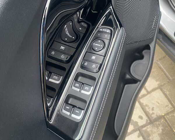 Серый Киа Niro, объемом двигателя 0 л и пробегом 54 тыс. км за 19999 $, фото 40 на Automoto.ua