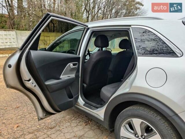 Сірий Кіа Niro, об'ємом двигуна 1.58 л та пробігом 115 тис. км за 19800 $, фото 17 на Automoto.ua
