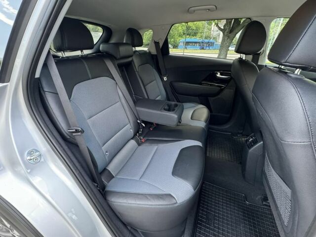 Серый Киа Niro, объемом двигателя 2 л и пробегом 98 тыс. км за 19400 $, фото 16 на Automoto.ua