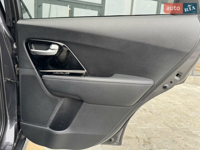 Серый Киа Niro, объемом двигателя 0 л и пробегом 147 тыс. км за 18450 $, фото 60 на Automoto.ua