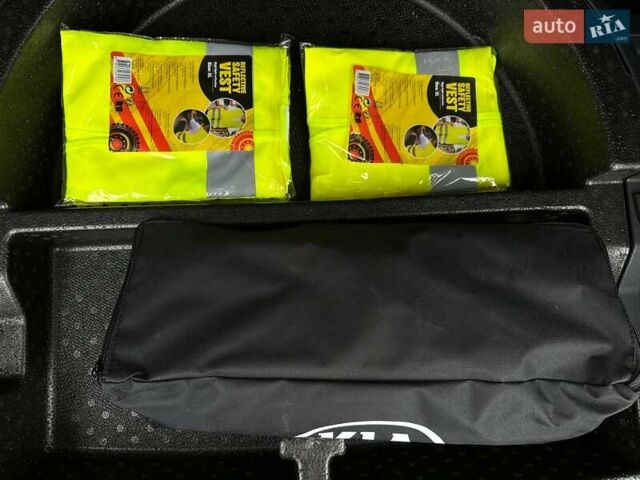 Серый Киа Niro, объемом двигателя 0 л и пробегом 62 тыс. км за 24600 $, фото 83 на Automoto.ua