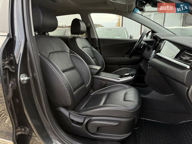 Серый Киа Niro, объемом двигателя 0 л и пробегом 82 тыс. км за 22900 $, фото 98 на Automoto.ua