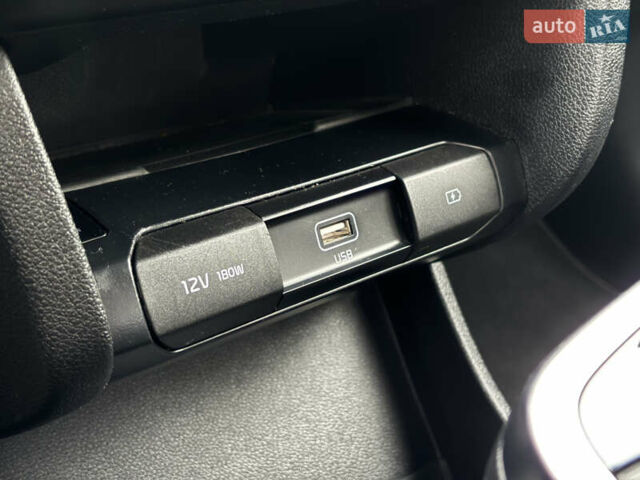 Серый Киа Niro, объемом двигателя 0 л и пробегом 88 тыс. км за 21800 $, фото 16 на Automoto.ua