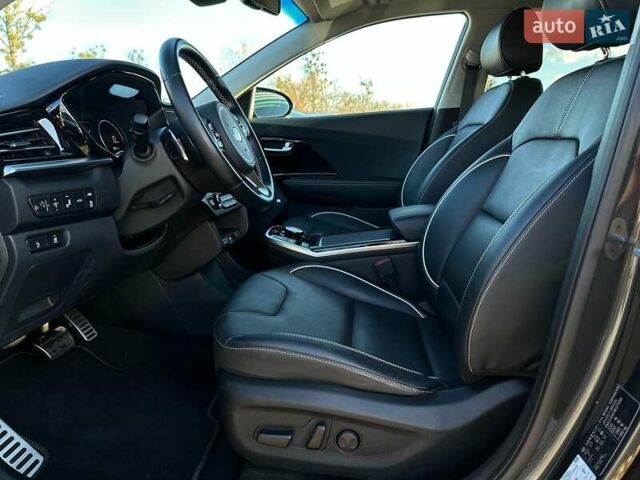 Серый Киа Niro, объемом двигателя 0 л и пробегом 54 тыс. км за 23900 $, фото 33 на Automoto.ua