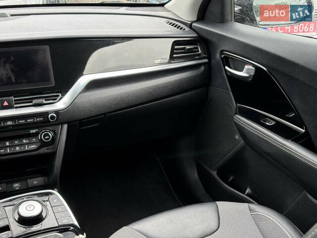 Серый Киа Niro, объемом двигателя 0 л и пробегом 88 тыс. км за 21800 $, фото 29 на Automoto.ua