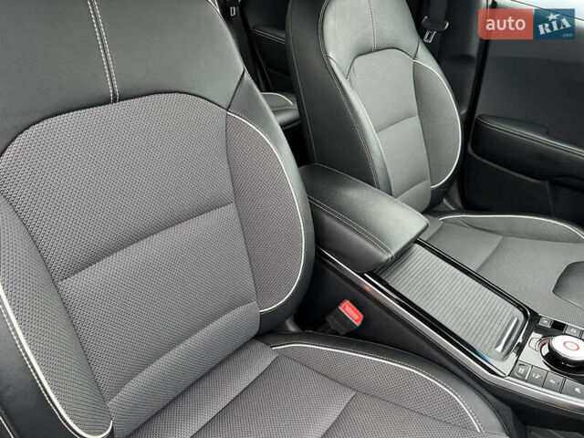 Серый Киа Niro, объемом двигателя 0 л и пробегом 107 тыс. км за 20903 $, фото 41 на Automoto.ua