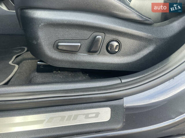 Сірий Кіа Niro, об'ємом двигуна 0 л та пробігом 140 тис. км за 18500 $, фото 23 на Automoto.ua