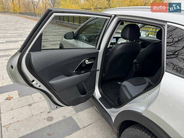 Сірий Кіа Niro, об'ємом двигуна 0 л та пробігом 101 тис. км за 19300 $, фото 29 на Automoto.ua