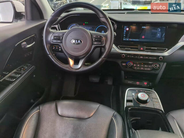 Серый Киа Niro, объемом двигателя 0 л и пробегом 117 тыс. км за 19500 $, фото 4 на Automoto.ua