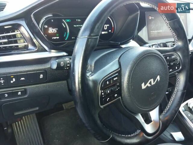 Серый Киа Niro, объемом двигателя 0 л и пробегом 69 тыс. км за 20300 $, фото 5 на Automoto.ua