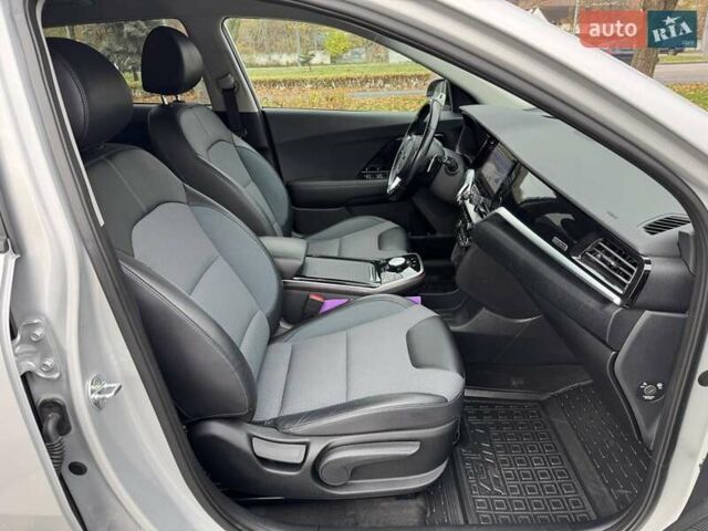 Сірий Кіа Niro, об'ємом двигуна 0 л та пробігом 101 тис. км за 19300 $, фото 24 на Automoto.ua