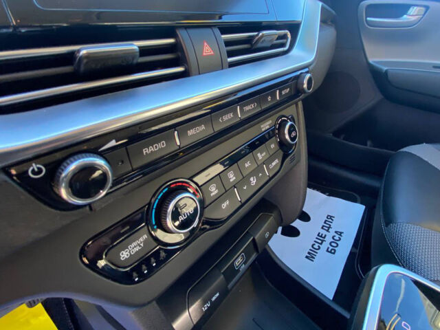 Сірий Кіа Niro, об'ємом двигуна 39 л та пробігом 27 тис. км за 17600 $, фото 15 на Automoto.ua