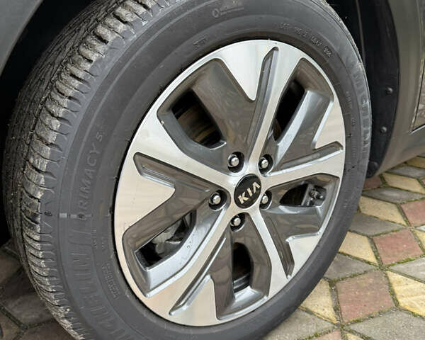 Сірий Кіа Niro, об'ємом двигуна 0 л та пробігом 50 тис. км за 22300 $, фото 31 на Automoto.ua