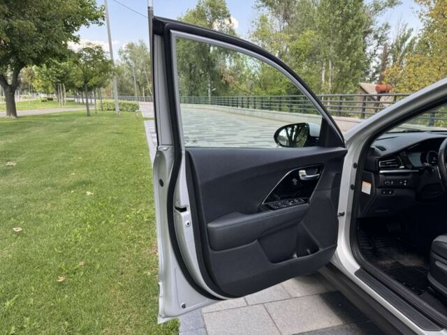Серый Киа Niro, объемом двигателя 2 л и пробегом 98 тыс. км за 19400 $, фото 8 на Automoto.ua
