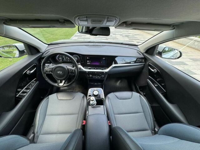 Серый Киа Niro, объемом двигателя 2 л и пробегом 98 тыс. км за 19400 $, фото 10 на Automoto.ua