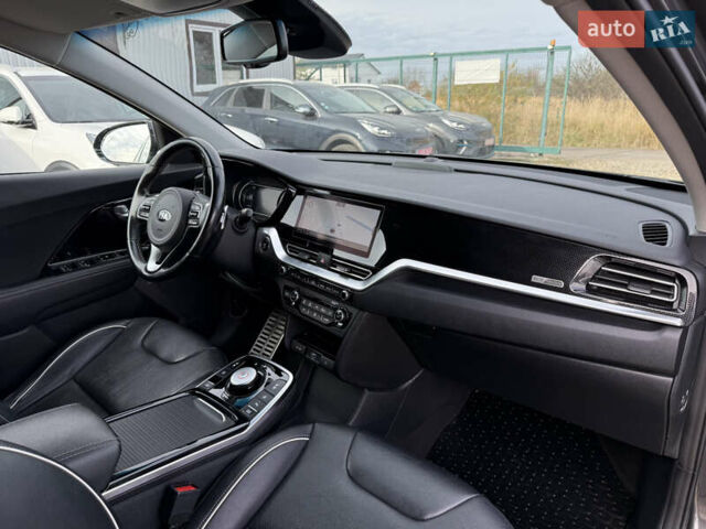 Серый Киа Niro, объемом двигателя 0 л и пробегом 82 тыс. км за 22900 $, фото 94 на Automoto.ua