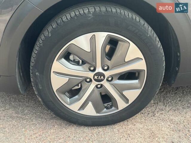 Сірий Кіа Niro, об'ємом двигуна 0 л та пробігом 99 тис. км за 18450 $, фото 32 на Automoto.ua