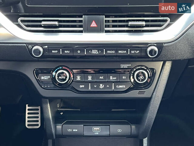 Серый Киа Niro, объемом двигателя 0 л и пробегом 49 тыс. км за 22890 $, фото 22 на Automoto.ua