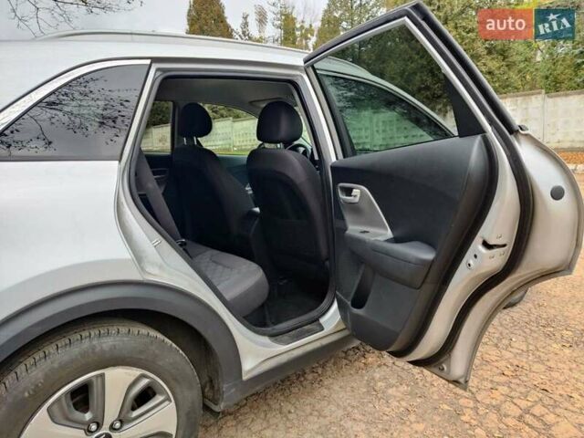 Сірий Кіа Niro, об'ємом двигуна 1.58 л та пробігом 115 тис. км за 19800 $, фото 18 на Automoto.ua